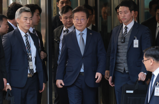 더불어민주당 이재명 대표가 15일 오후 서울 서초구 서울중앙지법에서 열린 공직선거법 위반 혐의 관련 1심 선고 공판을 마친 뒤 법원 청사를 나서고 있다. 이날 서울중앙지법 형사합의34부는 공직선거법 위반 혐의로 불구속기소된 이 대표에게 징역 1년에 집행유예 2년을 선고했다. 연합뉴스