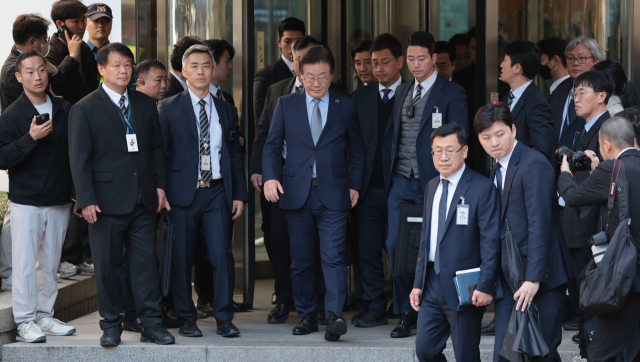 더불어민주당 이재명 대표가 15일 오후 서울 서초구 서울중앙지법에서 열린 공직선거법 위반 혐의 관련 1심 선고 공판을 마친 뒤 법원 청사를 나서고 있다. 이날 서울중앙지법 형사합의34부는 공직선거법 위반 혐의로 불구속기소된 이 대표에게 징역 1년에 집행유예 2년을 선고했다. 연합뉴스