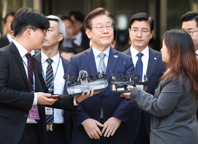 더불어민주당 이재명 대표가 15일 오후 서울 서초구 서울중앙지법에서 열린 공직선거법 위반 혐의 관련 1심 선고 공판을 마친 뒤 법원 청사를 나서고 있다. 이날 서울중앙지법 형사합의34부는 공직선거법 위반 혐의로 불구속기소된 이 대표에게 징역 1년에 집행유예 2년을 선고했다. 연합뉴스