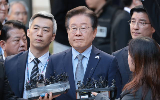 더불어민주당 이재명 대표가 15일 오후 서울 서초구 서울중앙지법에서 열린 공직선거법 위반 혐의 관련 1심 선고 공판을 마친 뒤 취재진 질문에 답하고 있다. 이날 서울중앙지법 형사합의34부는 공직선거법 위반 혐의로 불구속기소된 이 대표에게 징역 1년에 집행유예 2년을 선고했다. 연합뉴스