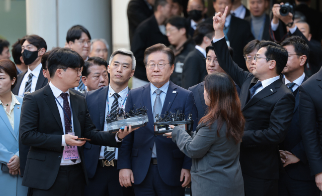 더불어민주당 이재명 대표가 15일 오후 서울 서초구 서울중앙지법에서 열린 공직선거법 위반 혐의 관련 1심 선고 공판을 마친 뒤 취재진 질문에 답하고 있다. 이날 서울중앙지법 형사합의34부는 공직선거법 위반 혐의로 불구속기소된 이 대표에게 징역 1년에 집행유예 2년을 선고했다. 연합뉴스