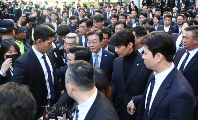 더불어민주당 이재명 대표가 15일 오후 서울 서초구 서울중앙지법에서 열린 공직선거법 위반 혐의 관련 1심 선고 공판을 마친 뒤 법원 청사를 나서고 있다. 이날 서울중앙지법 형사합의34부는 공직선거법 위반 혐의로 불구속기소된 이 대표에게 징역 1년에 집행유예 2년을 선고했다. 연합뉴스