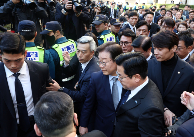 더불어민주당 이재명 대표가 15일 오후 서울 서초구 서울중앙지법에서 열린 공직선거법 위반 혐의 관련 1심 선고 공판을 마친 뒤 법원 청사를 나서고 있다. 이날 서울중앙지법 형사합의34부는 공직선거법 위반 혐의로 불구속기소된 이 대표에게 징역 1년에 집행유예 2년을 선고했다. 연합뉴스