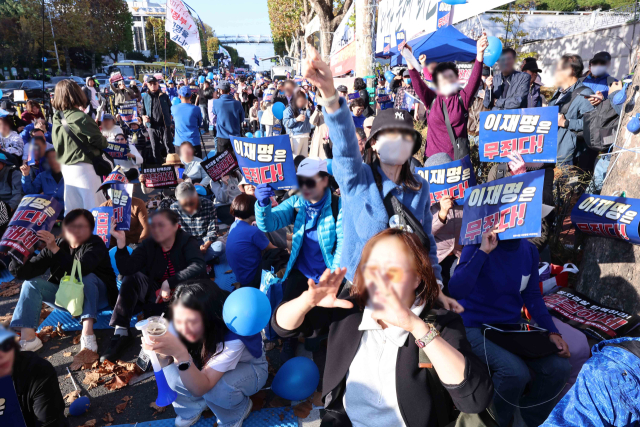 더불어민주당 이재명 대표가 공직선거법상 허위사실 공표혐의 1심 선고 공판에서 징역형 집행유예를 선고받은 15일 오후 서울 서초구 서울중앙지방법원 인근에서 열린 지지집회에서 참석자들이 구호를 외치고 있다. 연합뉴스