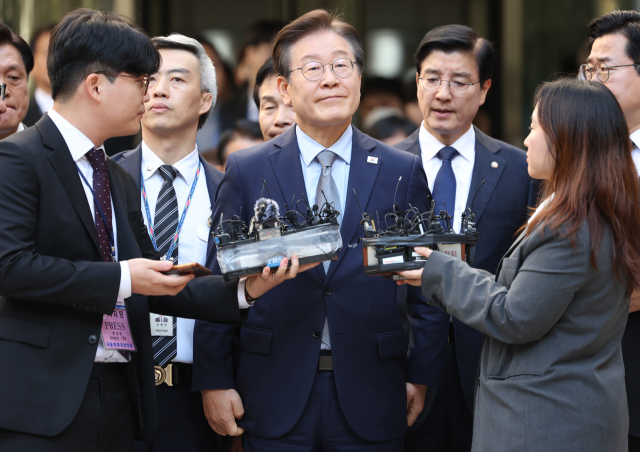 더불어민주당 이재명 대표가 15일 오후 서울 서초구 서울중앙지법에서 열린 공직선거법 위반 혐의 관련 1심 선고 공판을 마친 뒤 법원 청사를 나서고 있다. 이날 서울중앙지법 형사합의34부는 공직선거법 위반 혐의로 불구속기소된 이 대표에게 징역 1년에 집행유예 2년을 선고했다. 연합뉴스