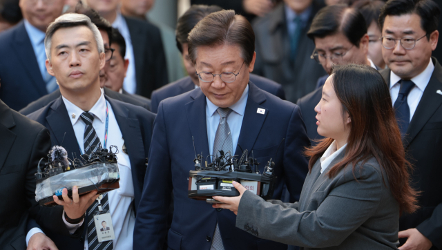 더불어민주당 이재명 대표가 15일 오후 서울 서초구 서울중앙지법에서 열린 공직선거법 위반 혐의 관련 1심 선고 공판을 마친 뒤 법원 청사를 나서고 있다. 이날 서울중앙지법 형사합의34부는 공직선거법 위반 혐의로 불구속기소된 이 대표에게 징역 1년에 집행유예 2년을 선고했다. 연합뉴스