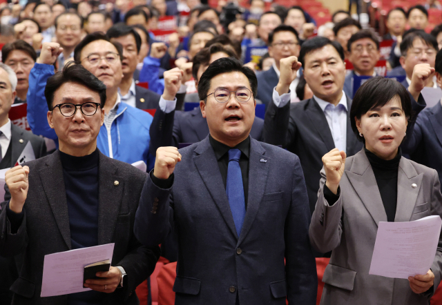 16일 서울 여의도 국회의원회관에서 열린 전국 지역위원장-국회의원 비상 연석회의에서 더불어민주당 박찬대 원내대표(가운데), 김민석(왼쪽)·전현희 의원을 비롯한 참석자들이 정권규탄 구호를 외치고 있다. 연합뉴스