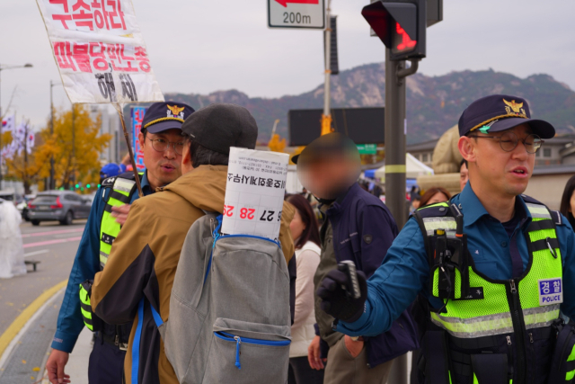 16일 광화문 일대에서 진보와 보수 지지자들 간 충돌이 벌어지자, 이를 지켜보던 경찰이 이들을 말리고 있다. 김하나 기자 uno@imaeil.com