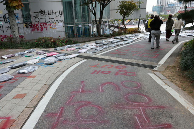 동덕여대가 남녀공학으로 전환하는 방안을 논의한 것으로 알려지면서 시작된 학생들의 반대 시위가 이어지고 있다. 사진은 14일 오전 서울 성북구 동덕여대 모습. 연합뉴스