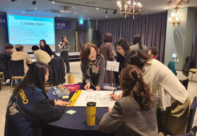 김정희 교육장(사진 중간)이 15일 초등 학교교육과정 업무 담당자 워크숍에서 참가자들을 격려하고 있는 모습. 밀양교육지원청 제공