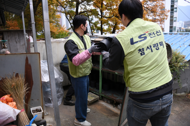 LS전선 구미공장 임직원들이 취약 가구에 연탄을 배달하고 있다. 구미시 제공