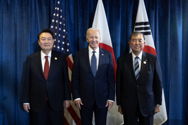 아시아태평양경제협력체(APEC) 정상회의 참석차 페루를 방문 중인 윤석열 대통령이 15일(현지시간) 리마 컨벤션센터에서 한미일 정상회의 전 조 바이든 미국 대통령, 이시바 시게루 일본 총리와 기념촬영을 하고 있다. 연합뉴스