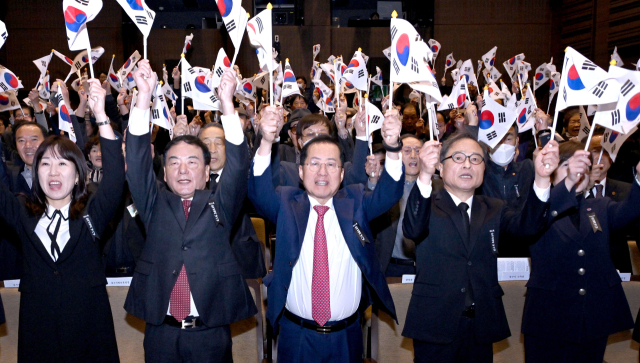 홍준표 대구시장이 17일 오전 대구문화예술회관에서 열린 제85회 순국선열의 날 기념식에 참석했다. 대구시 제공