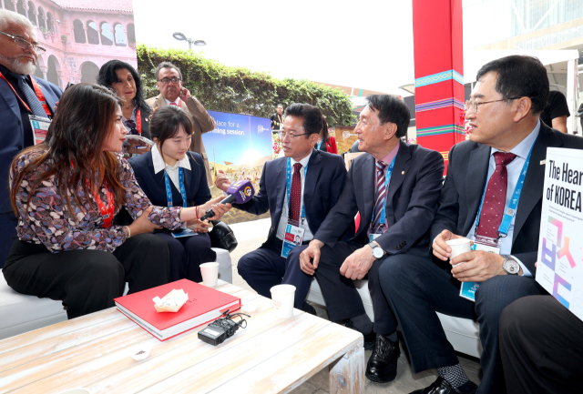 15일(현지시간) 2024년 APEC 정상회의가 열린 페루 리마에서 이철우도지사와 김석기 국회의원, 주낙영 경주시장이 외신 기자들과 인터뷰를 하고 있다. 경북도 제공