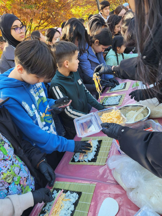 김밥 만들기 체험 행사 모습. 민주평통 중앙아시아협의회 제공