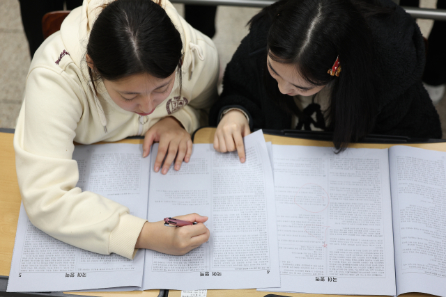 2025학년도 대학수학능력시험 다음날인 15일 대구 수성구 정화여자고등학교 3학년 교실에서 수험생들이 가채점하고 있다. 연합뉴스