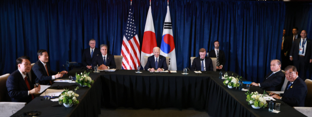 아시아태평양경제협력체(APEC) 정상회의 참석차 페루를 방문 중인 윤석열 대통령이 15일(현지시간) 페루 리마 컨벤션센터에서 한미일 정상회의를 하고 있다. 연합뉴스