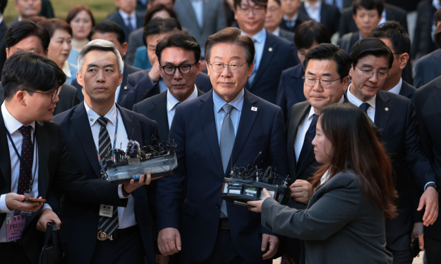 더불어민주당 이재명 대표가 15일 서울 서초구 서울중앙지법에서 열린 공직선거법 위반 혐의 관련 1심 선고 공판을 마친 뒤 법원 청사를 나서고 있다. 연합뉴스