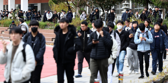 17일 2025학년도 가톨릭대학교 의예과 수시 논술고사가 열린 서울 서초구 서운중학교에서 시험을 마친 수험생들이 교문을 나서고 있다. 연합뉴스