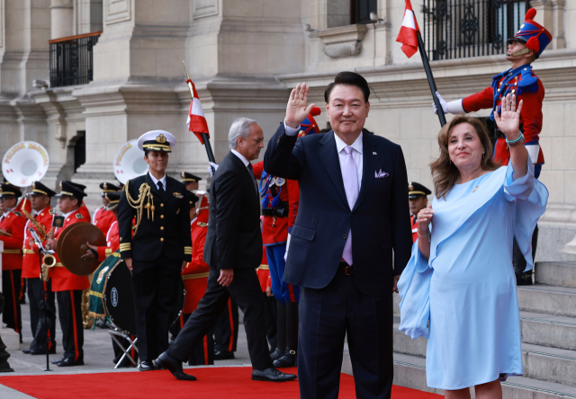 아시아태평양경제협력체(APEC) 정상회의 참석차 페루를 공식 방문한 윤석열 대통령이 16일(현지시간) 페루 리마 대통령궁 광장에서 열린 공식 환영식을 마친 뒤 디나 볼루아르테 페루 대통령과 함께 정상회담장으로 이동하기 앞서 취재진을 향해 인사하고 있다. 연합뉴스