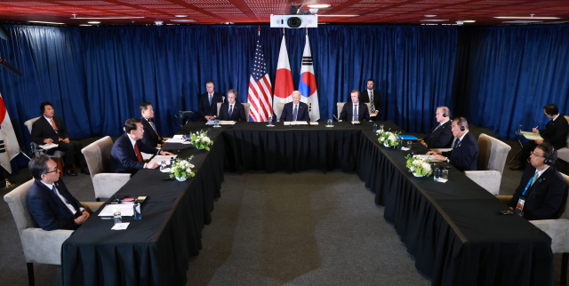 아시아태평양경제협력체(APEC) 정상회의 참석차 페루를 방문 중인 윤석열 대통령이 15일(현지시간) 페루 리마 컨벤션센터에서 조 바이든 미국 대통령, 이시바 시게루 일본 총리와 한미일 정상회의를 하고 있다. 연합뉴스