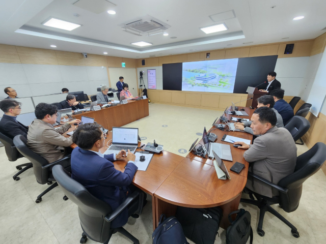 경북교육청 설계공모심사위원회가 최근 (가칭)경북교육청 영천도서관 설계 공모 심사를 진행하는 모습. 경북교육청 제공