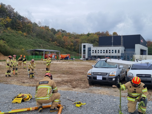 지난 15일 경상북도119특수대응단 훈련장에서 영남권역 특수대응단 합동훈련이 진행되고 있다. 경상북도119특수대응단 제공.