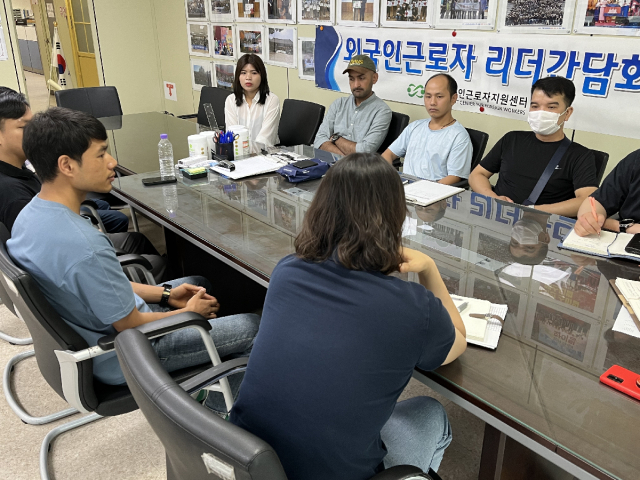 대구시는 외국인근로자 증가에 맞춰 이들을 대상으로 하는 사업을 확대하고 있다. 대구외국인근로자지원센터에서 외국인근로자들과 간담회를 하고 있는 모습. 대구시 제공