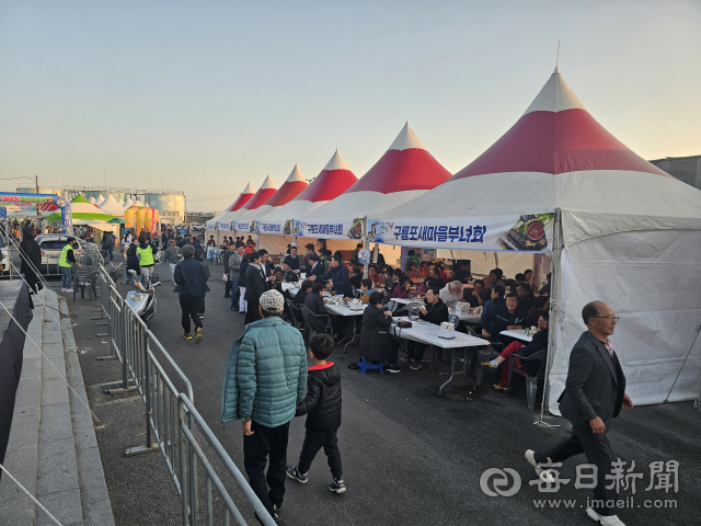 제25회 포항 구룡포 과메기 축제를 찾은 관광객들이 과메기 판매 거리를 둘러보고 있다. 신동우 기자