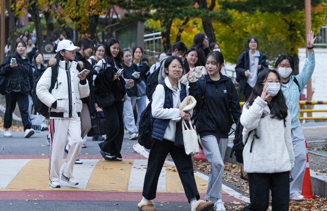 2025학년도 대학수학능력시험일인 14일 대구 수성구 정화여자고등학교에서 수능을 마친 수험생들이 고사장을 빠져 나오고 있다. 안성완 기자 asw0727@imaeil.com