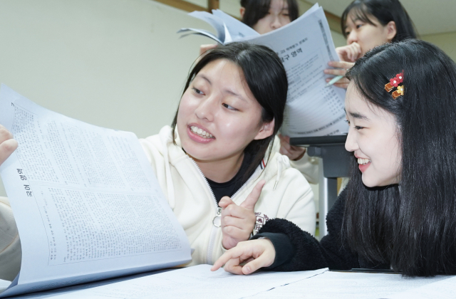 15일 대구 정화여고 3학년 학생들이 등교 직후 교실에서 전날 치른 수능시험 가채점을 하고 있다. 안성완 기자 asw0727@imaeil.com