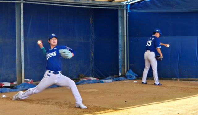 삼성 라이온즈의 황동재(왼쪽)와 이승민이 불펜 투구를 하고 있다. 채정민 기자