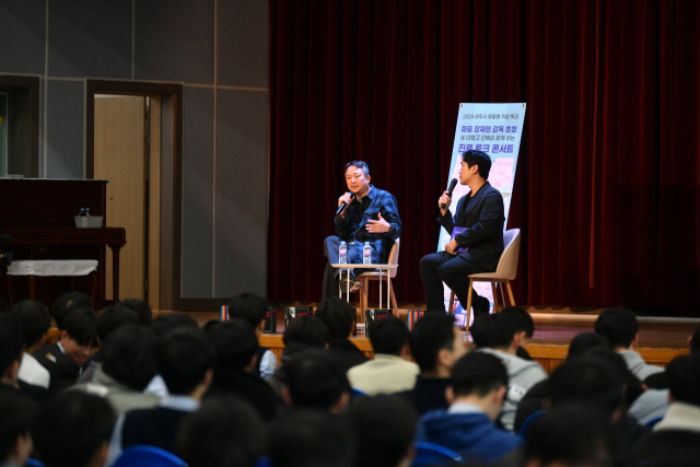 장재현 감독(왼쪽)이 후배들을 대상으로 토크콘서트를 진행하고 있다. 영주시 제공