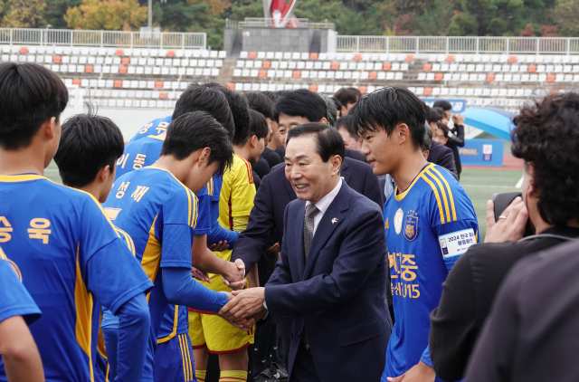 성낙인 창녕군수가 2024 전국 중등축구리그 왕중왕전 결승전 참가 선수들을 격려하는 모습. 창녕군 제공