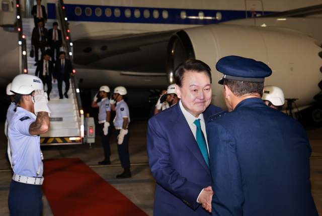 19차 주요 20개국(G20) 정상회의에 참석하는 윤석열 대통령이 17일(현지시간) 브라질 리우데자네이루 갈레앙 공군기지에 도착해 영접 인사들과 악수하고 있다. 연합뉴스