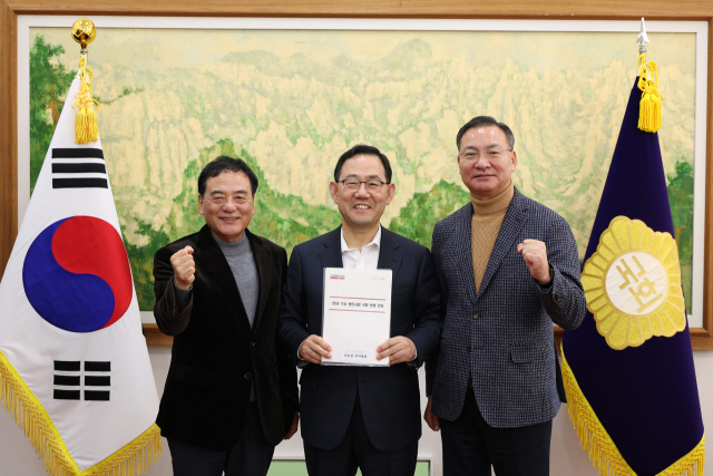 이만규 대구시의회 의장(왼쪽)은 18일 국회를 방문해 주호영 국회부의장(가운데)을 만나 내년도 지역사업 예산이 반영될 수 있도록 지원을 요청했다. 대구시의회 제공