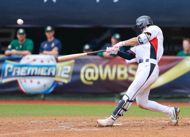 18일 오후 대만 타이베이 톈무야구장에서 열린 세계야구소프트볼연맹(WBSC) 프리미어12 2024 B조 조별리그 대한민국과 호주의 경기. 6회말 2사 1루에서 김도영이 투런 홈런을 치고 있다. 연합뉴스