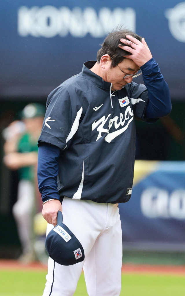 18일 오후 대만 타이베이 톈무야구장에서 열린 세계야구소프트볼연맹(WBSC) 프리미어12 2024 B조 조별리그 대한민국과 호주의 경기. 5-2로 호주에 승리한 대한민국의 류중일 감독이 더그아웃으로 향하고 있다. 연합뉴스