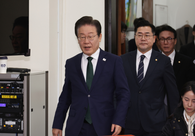 더불어민주당 이재명 대표가 18일 국회에서 열린 최고위원회의에 참석하고 있다. 연합뉴스