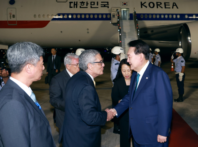 19차 주요 20개국(G20) 정상회의에 참석하는 윤석열 대통령이 17일(현지시간) 브라질 리우데자네이루 갈레앙 공군기지에 도착해 브라질 측 영접 인사와 악수하고 있다. 연합뉴스