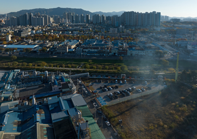 18일 대구 서구 비산동 상공에서 바라본 대구염색산업단지 일대 모습. 김영진 기자 kyjmaeil@imaeil.com