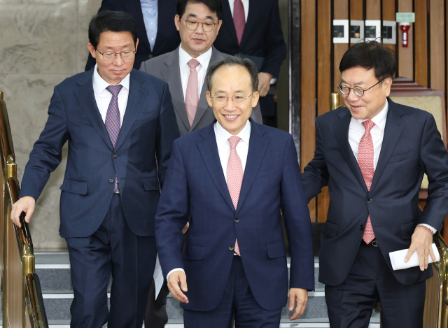 국민의힘 추경호 원내대표(가운데)가 19일 오전 국회에서 열린 원내대책회의에 입장하고 있다. 연합뉴스