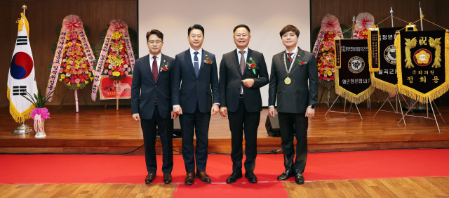 김재욱 칠곡군수(사진 오른쪽에서 두번째)가 칠곡군 왜관청년협의회 이·취임식에 참석해 신구 회장단 및 유원식 칠곡군 청년협의회장과 기념촬영을 하고 있다. 칠곡군 제공