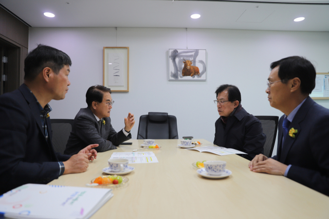 이만희 지역구 국회의원을 만난 청도군수. 청도군 제공