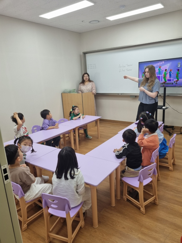 대구 군위군교육발전위원회 군위인재양성원이 개설한 몰입영어교실과 몰입수학교실이 군위군 교육 경쟁력 강화에 큰 힘이 되고 있다. 군위인재양성원 제공