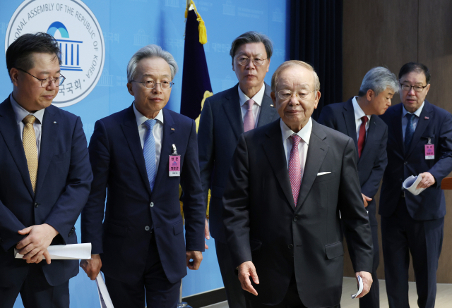 한국경영자총협회 손경식 회장 등 경제 6단체 대표자들이 국회 소통관에서 노동조합법 개정 반대 기자회견을 마치고 퇴장하고 있다. 연합뉴스