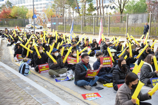 19일 세종시 보건복지부 앞에서 대구사이버대 학생 100여 명이 언어재활학과 국가시험 응시에 대한 대책을 요구하고 있다. 대구사이버대 제공