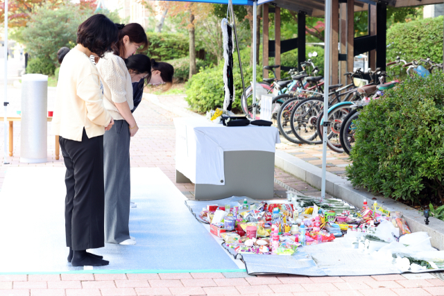 31일 광주 북구 신용동 한 아파트에서 주민들이 수거 차량에 치여 숨진 초등생을 추모하고 있다. 전날 오후 1시 20분께 광주 북구 신용동 한 아파트 단지 내에서 초등학생 1학년생이 후진하는 재활용품 수거 차량에 치여 숨졌다. 연합뉴스