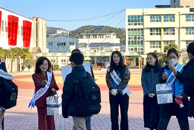 김정희 교육장(빨간옷)이 학교폭력과 디지털 성범죄 예방 및 교육활동 보호를 위한 캠페인을 하고 있다. 밀양교육지원청 제공