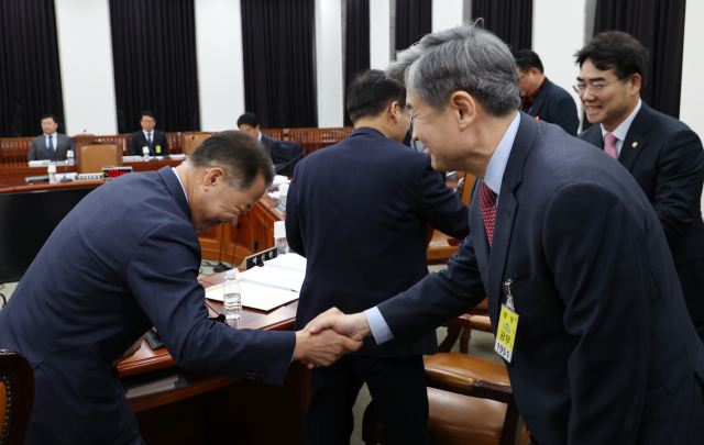 20일 서울 여의도 국회에서 열린 정보위원회 전체회의에서 조태용 국가정보원장과 신성범 위원장이 악수하고 있다. 연합뉴스